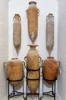 Anfore antiche recuperate da un relitto sottomarino, esposte in un museo a Malta.