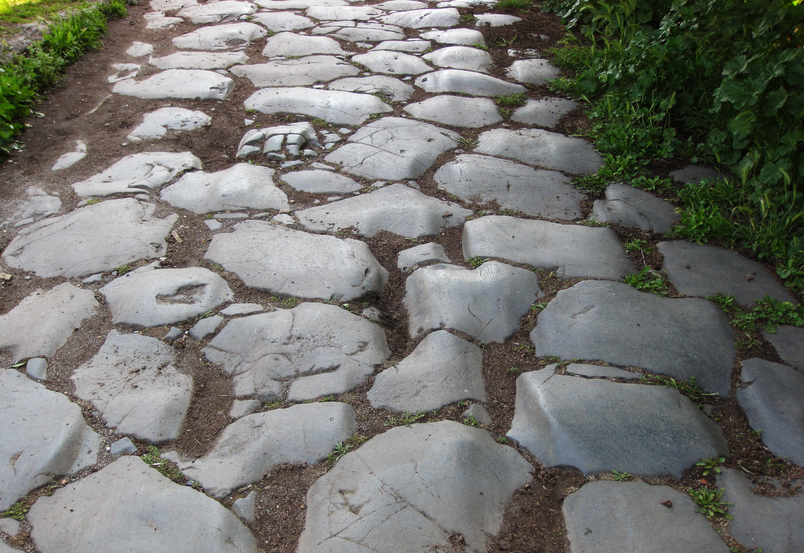 Esempio di basolato stradale romano (non il tratto di via Nomentum-Eretum di Tor Mancina), a Ostia Antica.