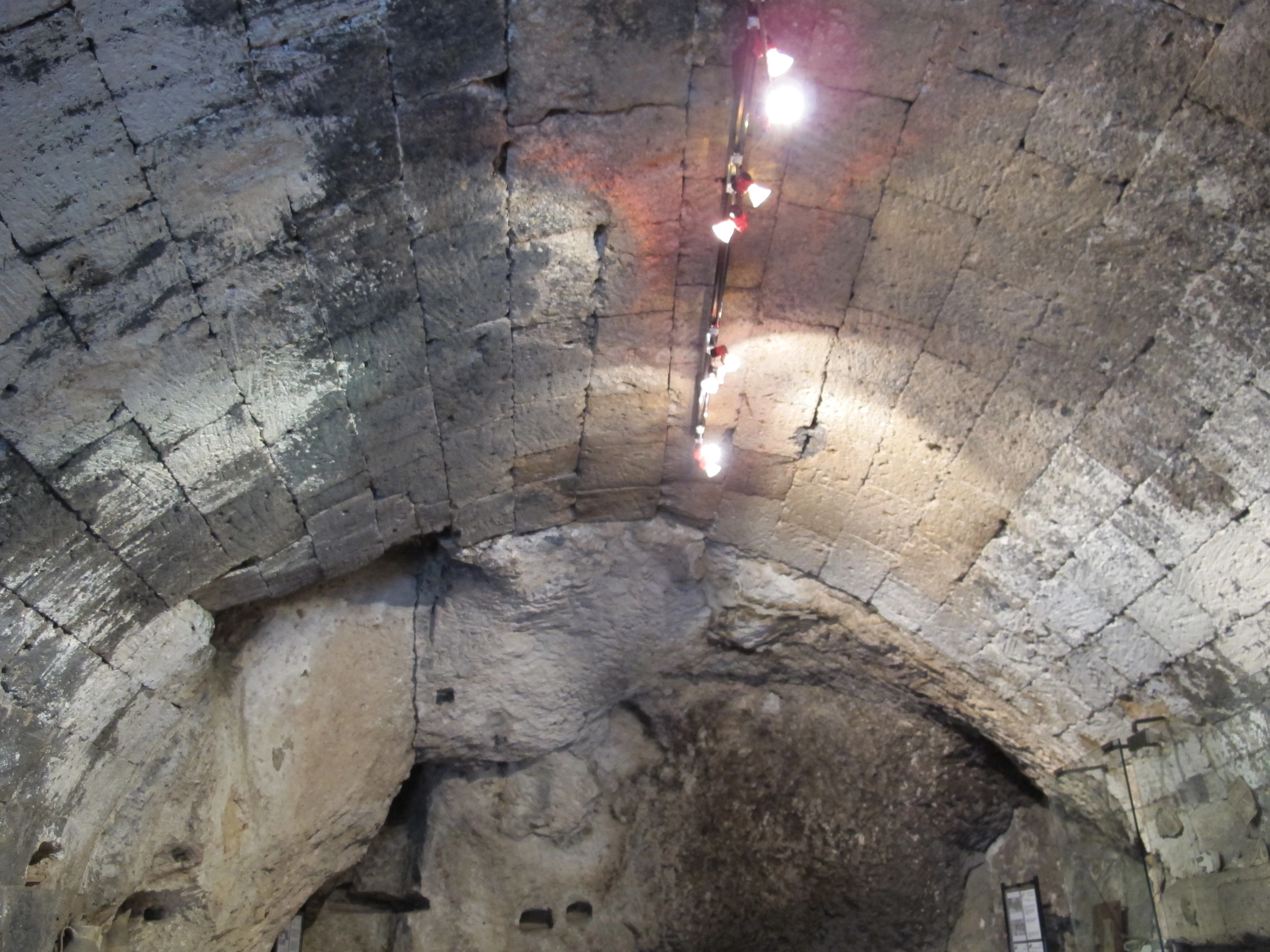 Una delle grotte scavate nel tufo del complesso ipogeo del Pozzo della Cava, a Orvieto.