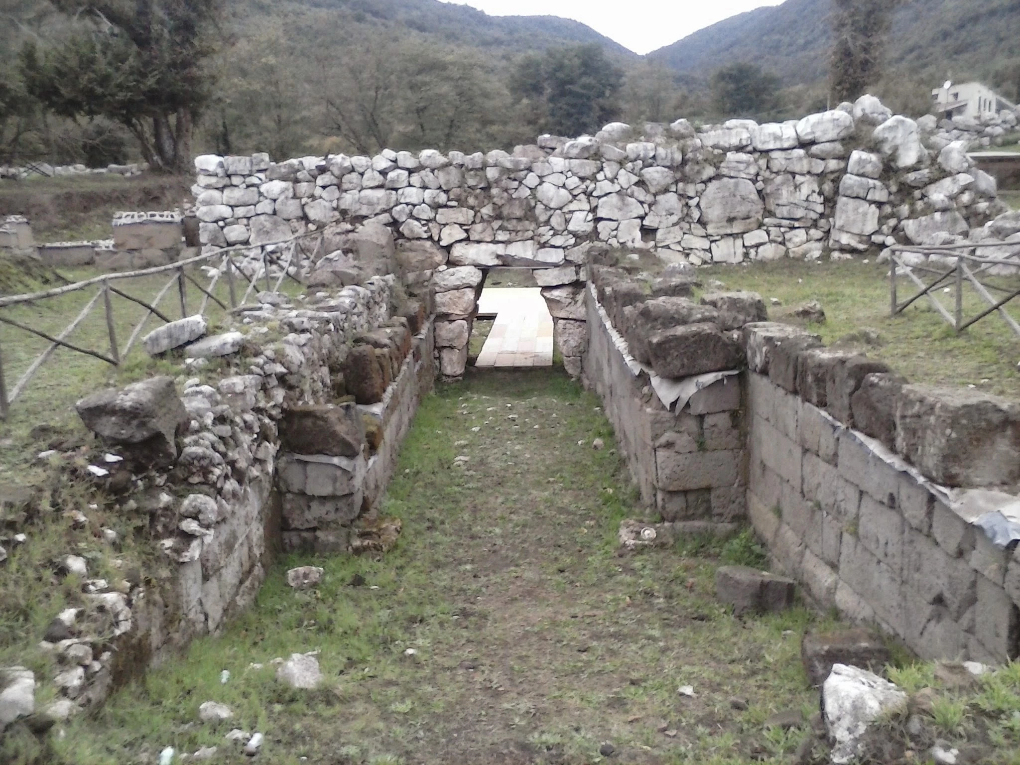 La porta megalitica del sito archeologico di Trebula Balliensis, presso Pontelatone.