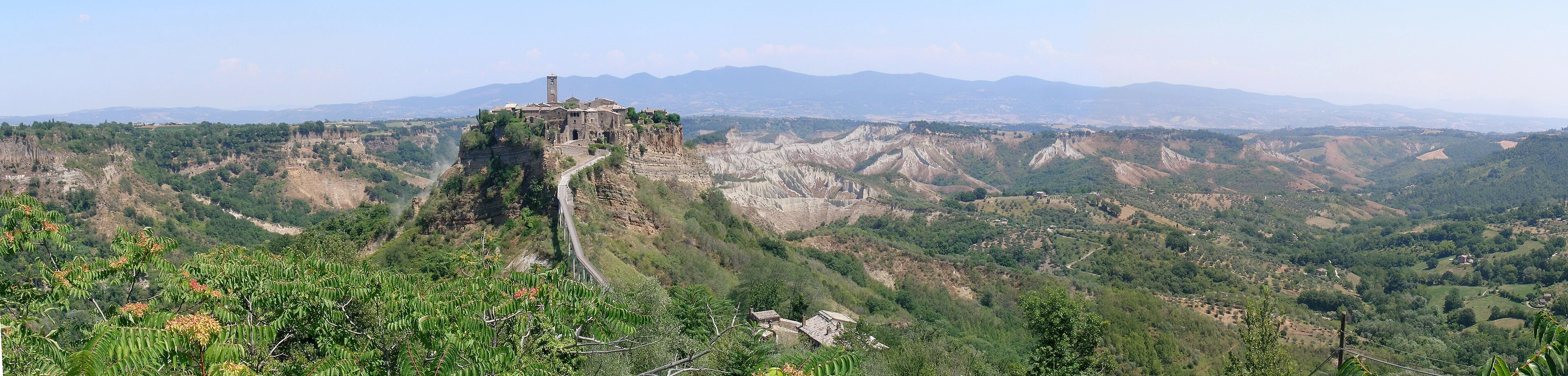 Civita di Bagnoregio, il borgo medievale arroccato su uno sperone di roccia in progressiva erosione.