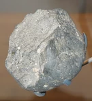 Esempio di strumento litico in stile Oldowan, più recente di circa 700.000 anni rispetto ai ritrovamenti di Lomekwi 3, dalla gola di …
