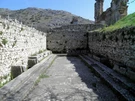 Le latrine pubbliche romane della palestra di Filippi, in Grecia.