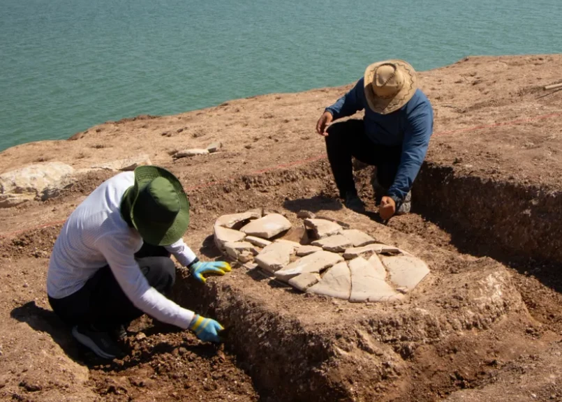 Scoperti 40 antichi sepolcri di epoca ellenistica in Iraq, riemersi durante una grave siccità nel bacino della diga di Mosul.