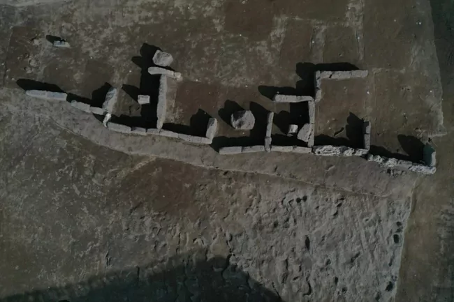 Durante i lavori di ampliamento del Pastificio Garofalo, a Gragnano, è tornata alla luce una necropoli arcaica della prima metà del VI secolo a.C. con circa 70 sepolture monumentali. Le casse in tufo hanno conservato corredi intatti (perfino tessuti, legni e ceste) insieme a scarabei egizi, ambre e argenti etruschi.
